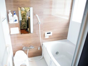 Secador de cabelo, toalhas de banho, sabonete, shampoo