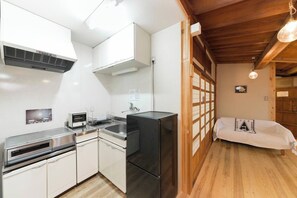 冰箱、微波炉、炉灶、厨具/餐具