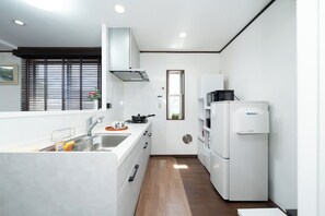Geladeira, micro-ondas, cooktop, talheres/pratos/utensílios de cozinha