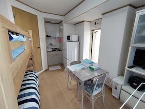 1 habitación, escritorio, wifi gratis y ropa de cama 