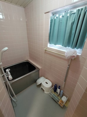 Secador de cabelo, toalhas de banho