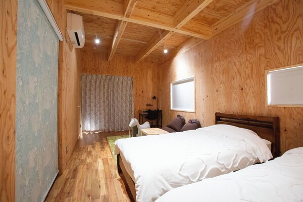 Escritorio, wifi gratis y ropa de cama 