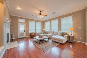 Télévision, cheminée, espaces bureaux