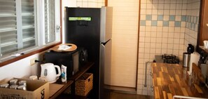 Jääkaappi, mikroaaltouuni, liesi, keittoastiat/astiat/ruokailuvälineet