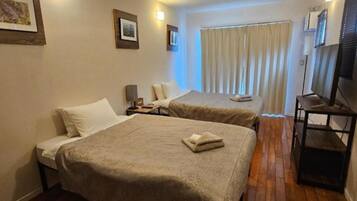 2 soverom, skrivebord, wi-fi (inkludert) og sengetøy