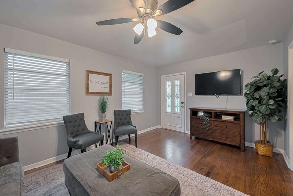 TV, offices - Spring Branch 3BR: Work & BBQ (Houston)