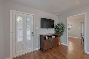 Interior - Modern Family Stay:3BR|BBQ Patio|Walk-in Shower (Houston)