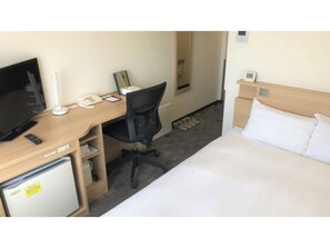 Een bureau, een strijkplank/strijkijzer, gratis wifi, beddengoed