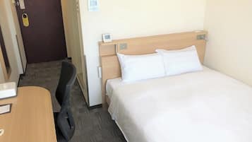 Een bureau, een strijkplank/strijkijzer, gratis wifi, beddengoed