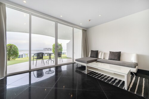 Spacious Serenity - Quiet One Bedroom