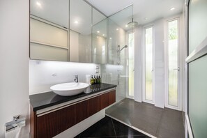 Douche, sèche-cheveux, bidet, serviettes fournies