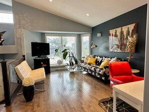 Living area - Hampton 3BR/2BA Suite Near Airport (Saskatoon)