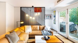 Smart TV, books, stereo