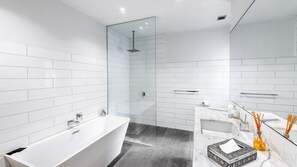Douche, sèche-cheveux, serviettes fournies