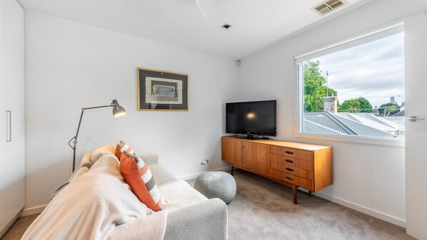 Smart-tv, böcker och en stereo