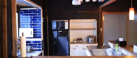 Frigorifero, microonde, piano cottura, pentole/stoviglie/utensili