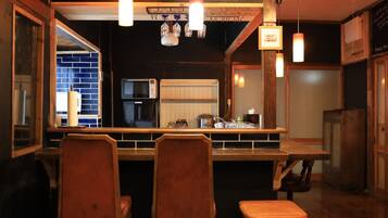 Refrigerador, microondas, placa de cocina, utensilios de cocina