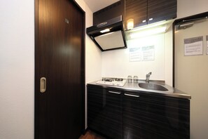 Kjøleskap, mikrobølgeovn, kokeplater og kjøkkenutstyr