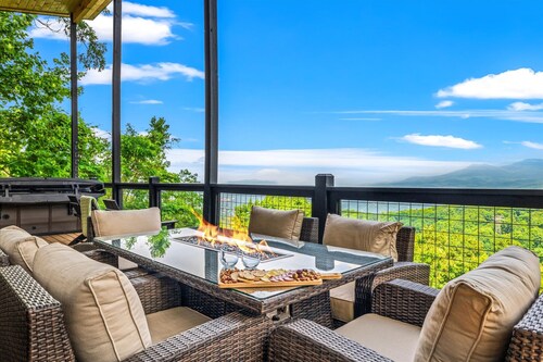 4-bedroom Updated Chalet-Breathtaking Views of Gatlinburg & Mt. Le Conte!