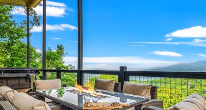 4-bedroom Updated Chalet-Breathtaking Views of Gatlinburg & Mt. Le Conte!