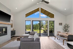 Smart TV, fireplace, ping pong