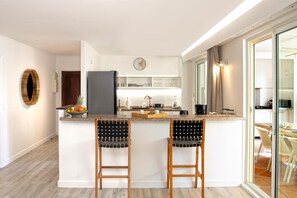 Micro-ondes, four, lave-vaisselle, grille-pain