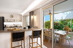 Micro-ondes, four, lave-vaisselle, grille-pain