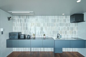 Refrigerador, microondas, placa de cocina, utensilios de cocina