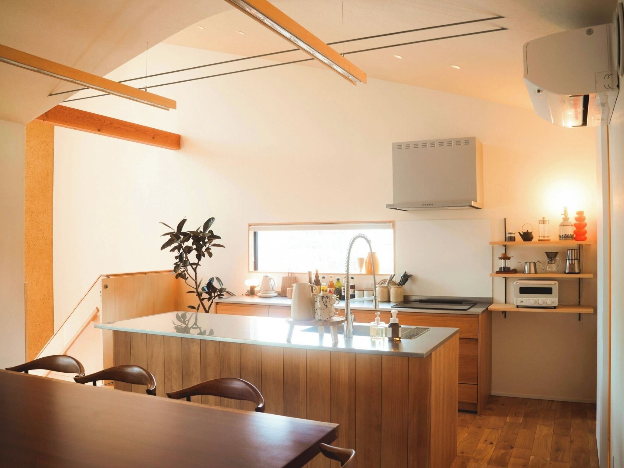 冷蔵庫、電子レンジ、コンロ、調理器具と食器