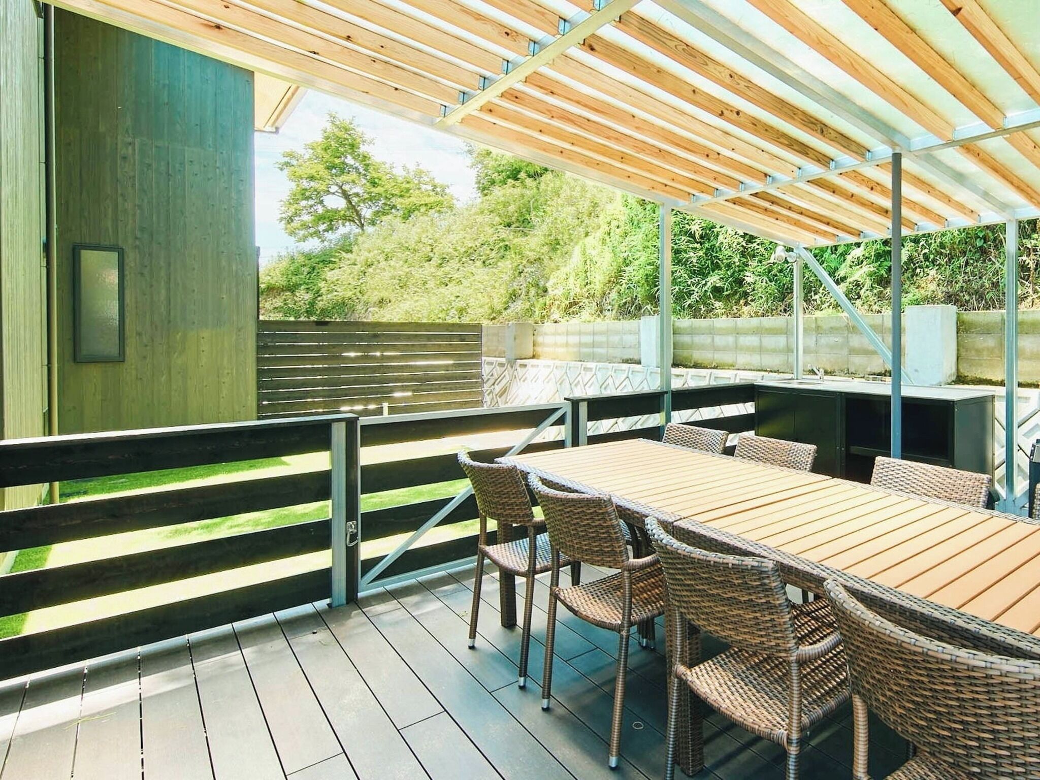 屋外ダイニングエリア