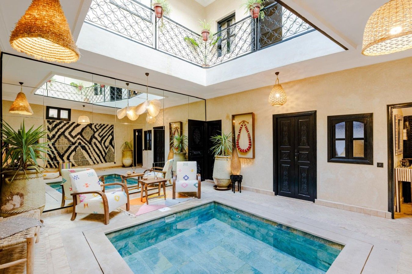 Uma área de piscina com vista para o teto, espreguiçadeiras e plantas em vasos.