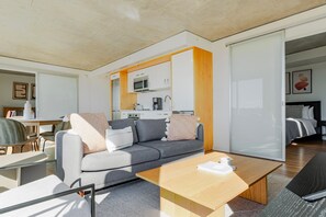 Een televisie en een stereo