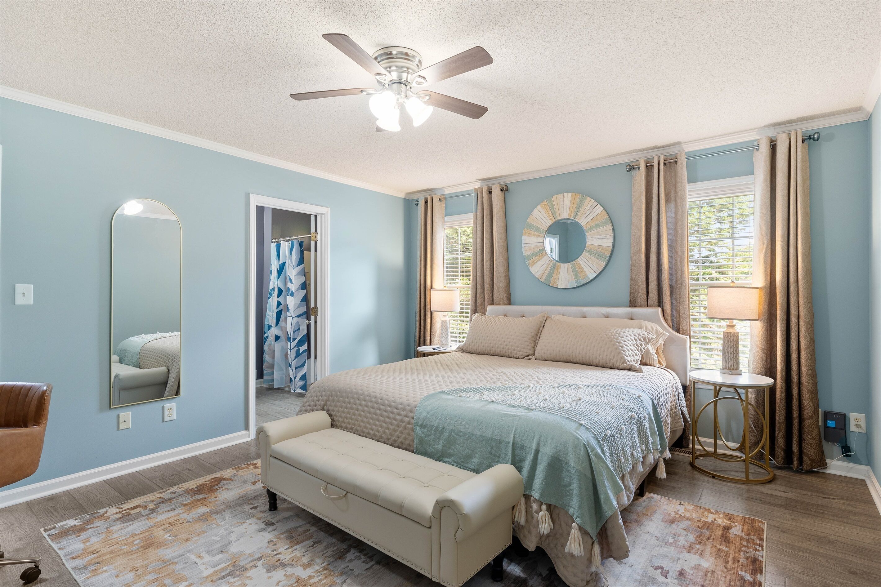 3 bedrooms, desk, iron/ironing board, travel crib