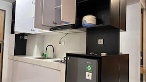 Studio, Marina View | Private kitchen | Fridge, stovetop, cookware/dishes/utensils