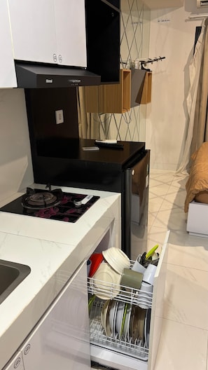 Quarto casal superior, vista para a marina | Cozinha privada | Geladeira, cooktop, talheres/pratos/utensílios de cozinha