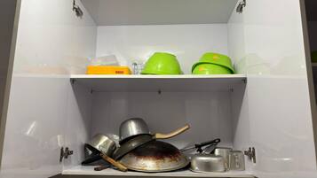 Studio, Marina View | Private kitchen | Fridge, stovetop, cookware/dishes/utensils