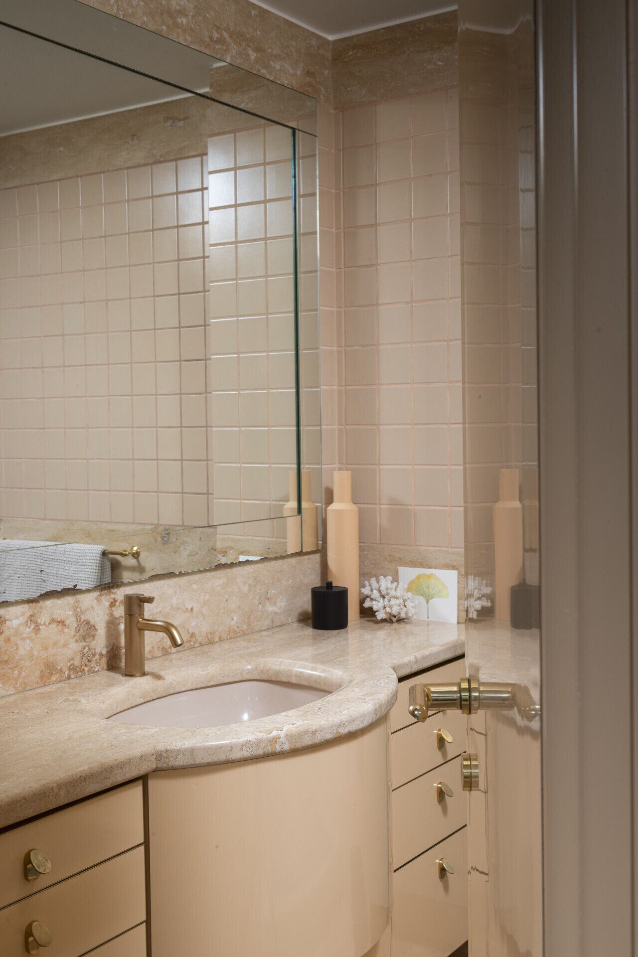 Sèche-cheveux, serviettes fournies