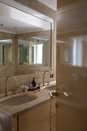 A bathroom with two sinks, a large mirror, and a towel rack. - Homy® - The Deluxe Suite 1 (Milan)
