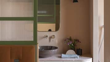 SĂšche-cheveux, serviettes fournies