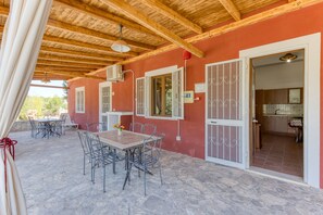Outdoor dining - Apartment 'Le Colonie - Bilocale' with Private Terrace, Shared Garden and Air Conditioning (Presicce)