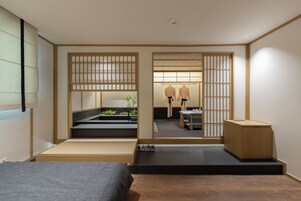 Midori Deluxe | Premium bedding, blackout drapes, soundproofing, free WiFi