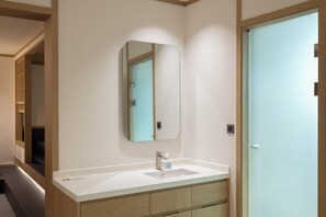Suite, non fumatori | Bagno | Asciugacapelli, pantofole, bidet, asciugamani
