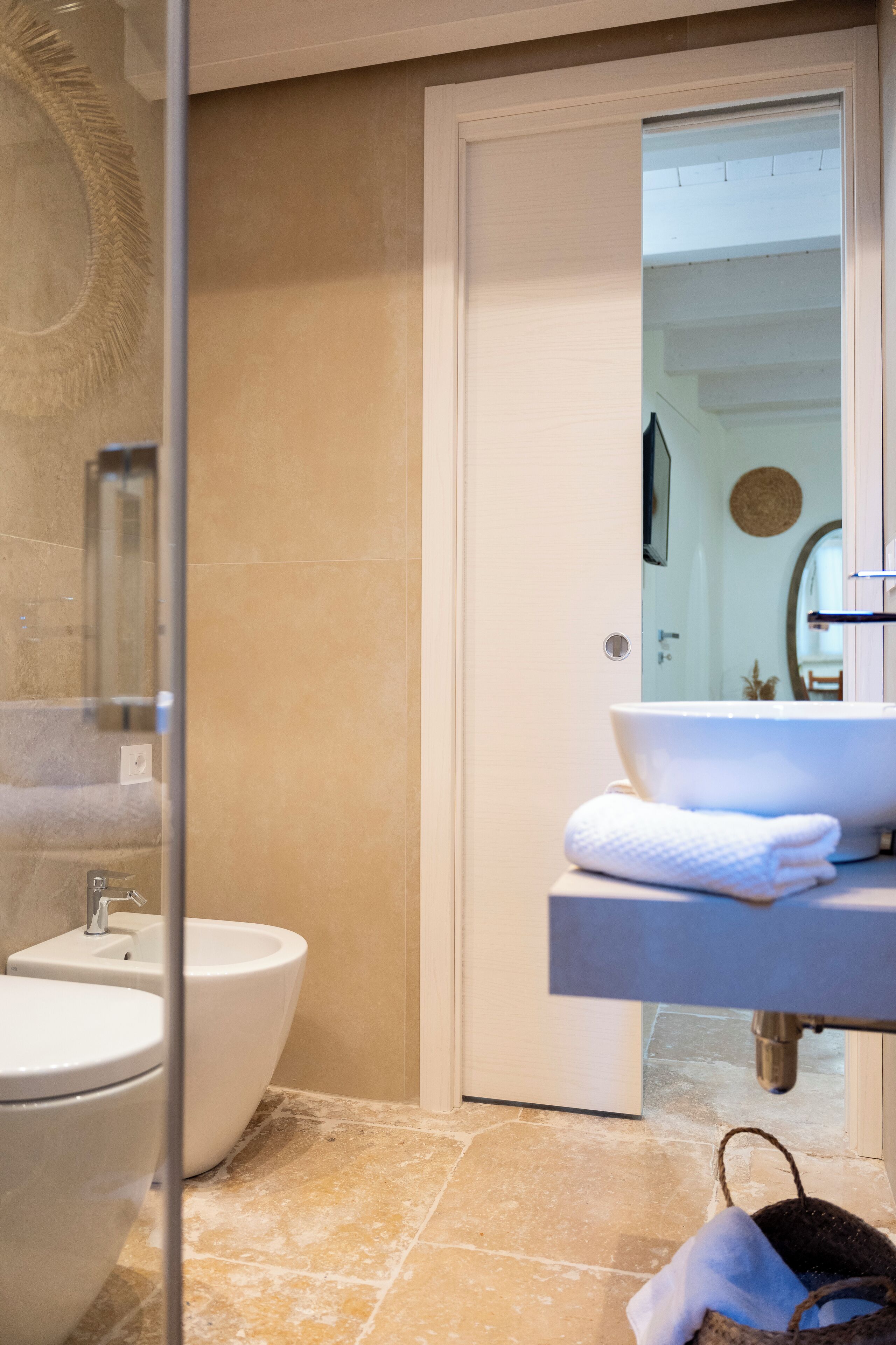 Shower, hair dryer, bidet, towels