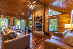 Smart TV, fireplace - Sassafras Cabin (Hocking Hills area) (Rockbridge)
