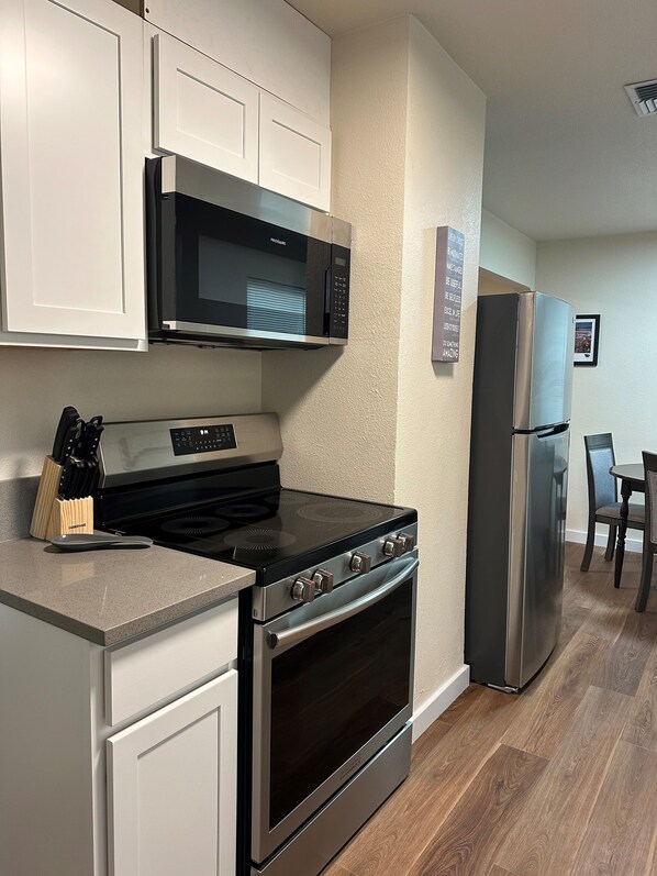 Mikrowelle, Ofen, Herdplatte, Geschirrspüler