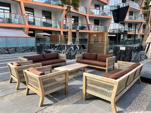 Outdoor pool - Grapeful Stay – Luxury Hostel Binghatti Avenue Tower Al Jaddaf (Dubai)