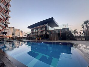 Outdoor pool - Grapeful Stay – Luxury Hostel Binghatti Avenue Tower Al Jaddaf (Dubai)