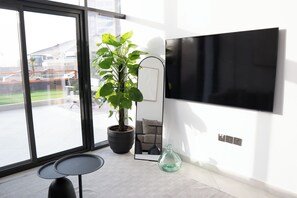 Living room - Grapeful Stay – Luxury Hostel Binghatti Avenue Tower Al Jaddaf (Dubai)