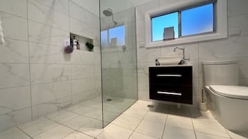 Douche, sĂšche-cheveux, serviettes fournies, savon