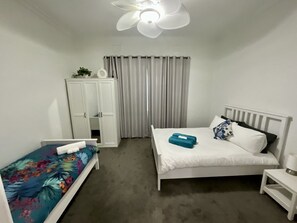 2 عدّة غرف نوم ومكواة/لوح كي وواي فاي وملاءات أسرّة